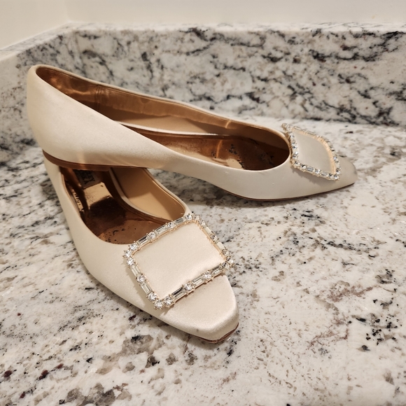 Badgley Mischka Womens Cream Satin Jeweled Wedding Party Flats Size 8.5m - Picture 3 of 12